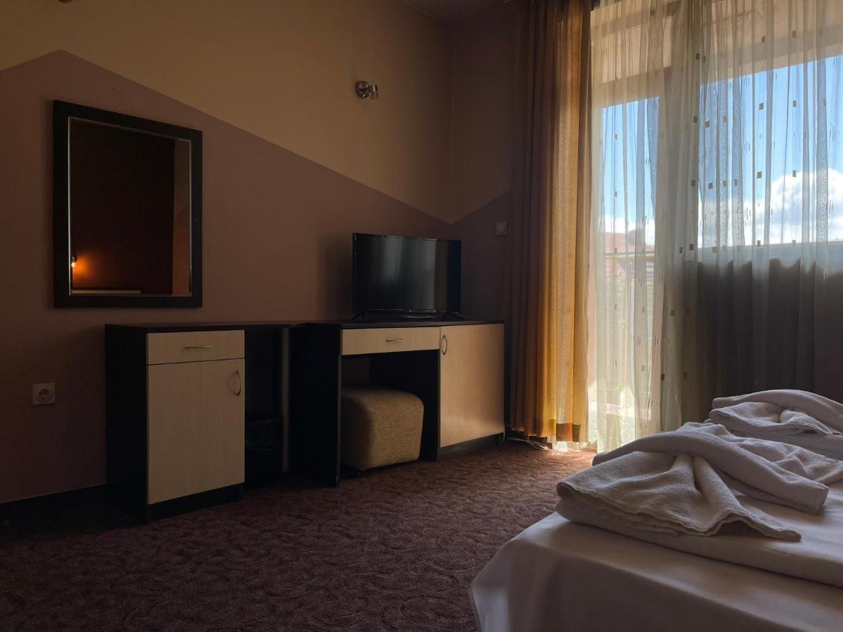 Hotel Victoria Dobrinishte Buitenkant foto