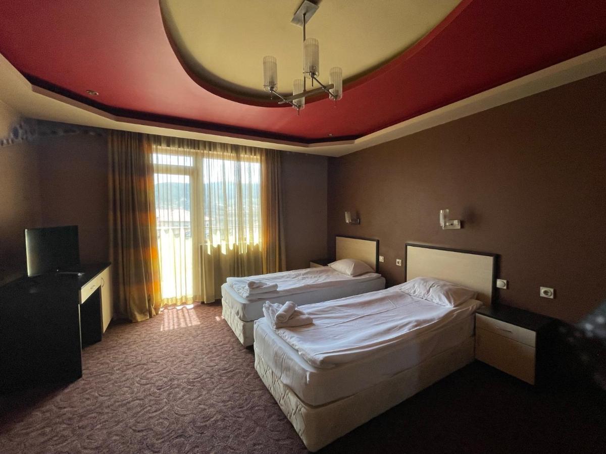 Hotel Victoria Dobrinishte Buitenkant foto