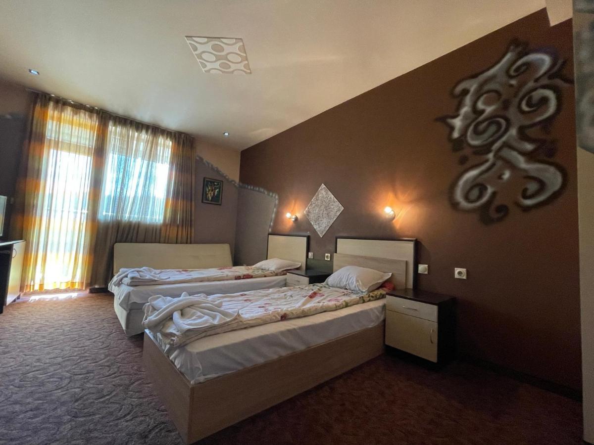 Hotel Victoria Dobrinishte Buitenkant foto